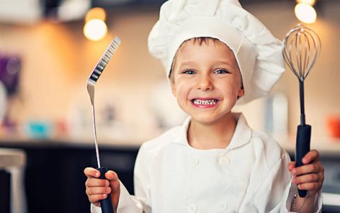 Malý šéfkuchár pripravený na varenie